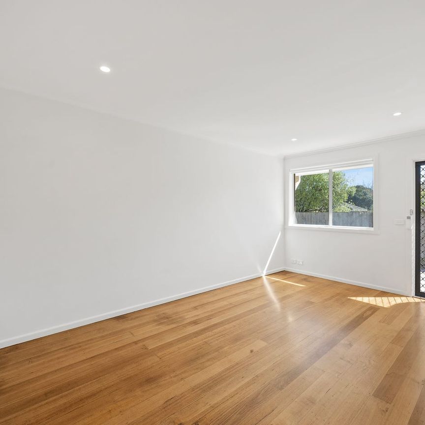 Discover Modern Comfort with Elegant Touches! - Photo 1