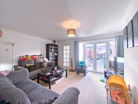 Pinewood Park, Farnborough, GU14 - Photo 4