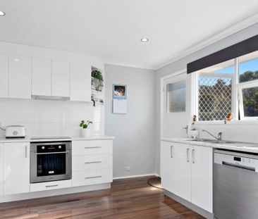 Three Bedroom Family Home - Photo 4