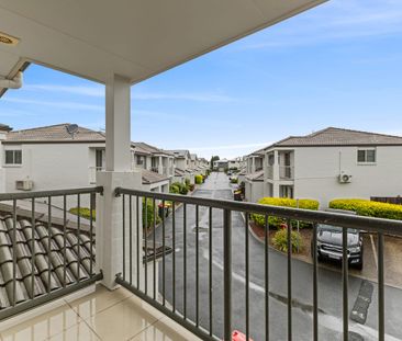 Modern townhouse with pool and private courtyard - Photo 1