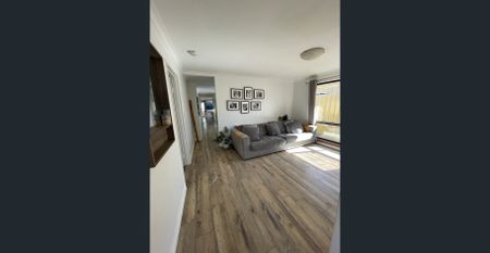 BEAUTIFUL FAMILY HOME - Photo 3