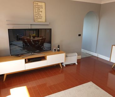 Spacious 3 Bed Apartment with Views in an Ultra-Convenient Location - Photo 2