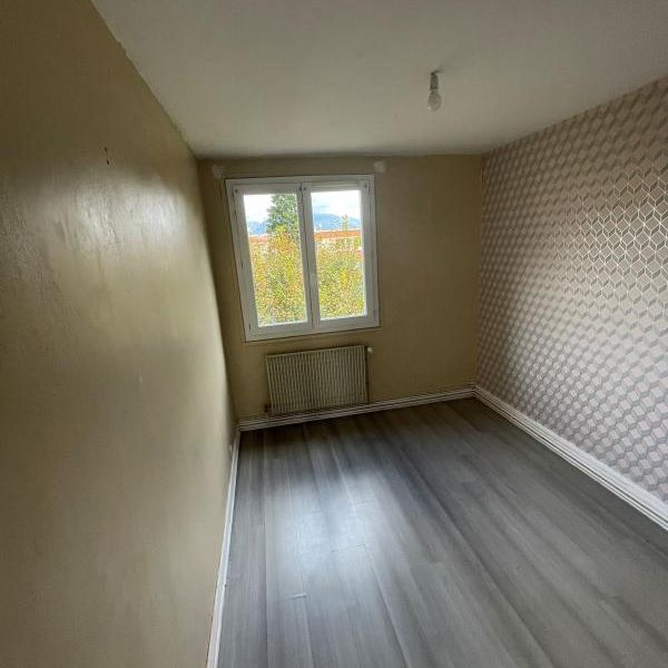 APPARTEMENT T4 3EME SANS ASCENSEUR CLAIX - Photo 1