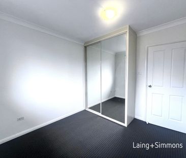 Refreshed four-bedroom townhouse near amenities - Photo 2