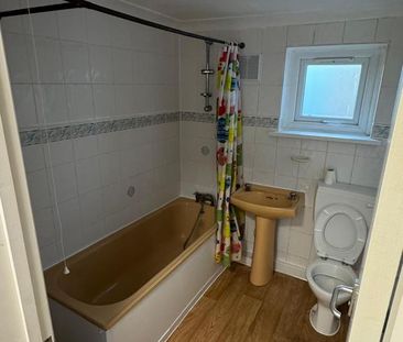 1 bedroom in a house share to rent - Photo 6