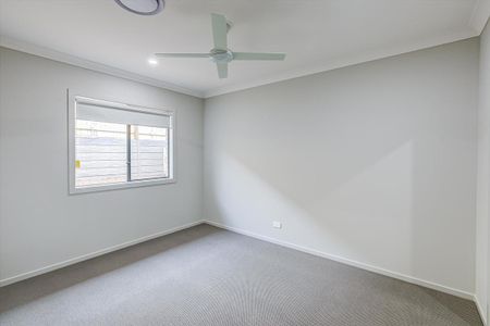 Large Near New Modern Family Home - Photo 5