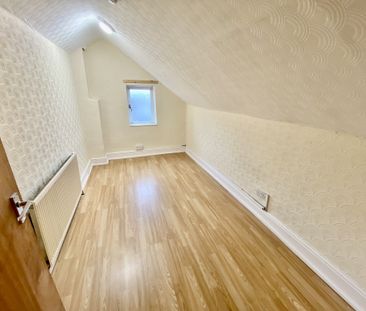 Spacious first-floor flat with private entrance, gas central heatin... - Photo 4