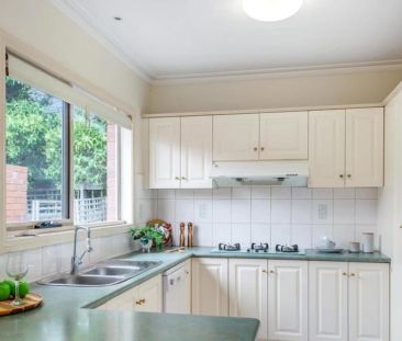 Beautifully presented, private, low maintenance townhouse - Photo 3