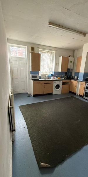 Room in a Shared House, Stratford Terrace, LS11 - Photo 1