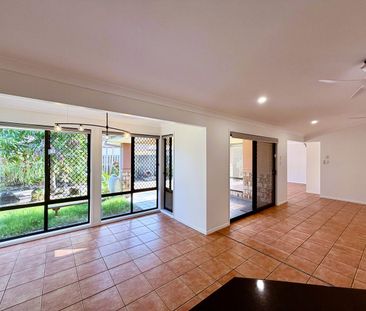 Spacious Family Home in Prestigious Regatta Estate – Walk to the Lake! - Photo 1