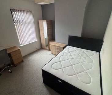 3 bedroom flat to rent - Photo 6