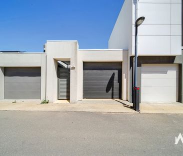 Stylish Lakeview Townhouse - Photo 1