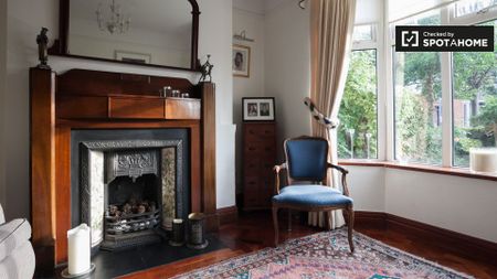 Attic room to rent in 5-bedroom house in Rathgar, Dublin - Photo 2