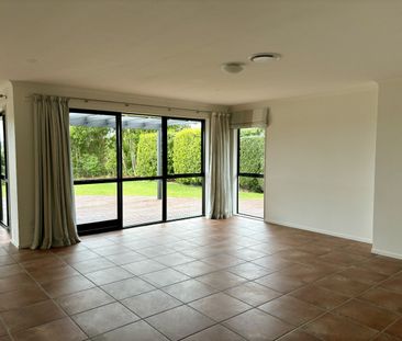 Large modern 4 Bed - Rarere Tce - Photo 1