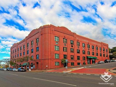 Spacious-Private-Sunny Woolstore Apartment - Photo 2