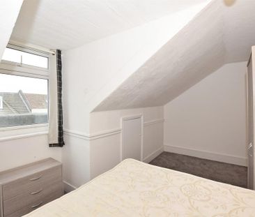 3 bedroom flat to rent - Photo 3