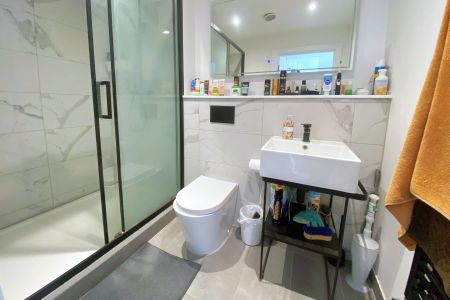 Chertsey Road, Woking, Surrey, GU21 - Photo 5
