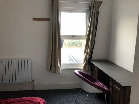 2 Bed Flat, Donnington Gardens, RG1 - Photo 3