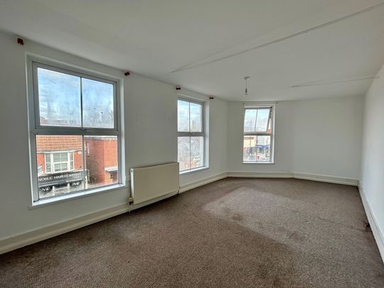 3 bedroom house to rent West Street, PO16 - Photo 1