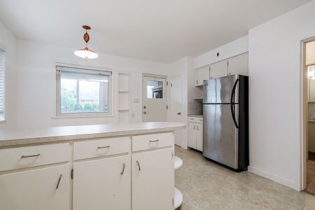 East Van upper level 3 bedroom home - Photo 2