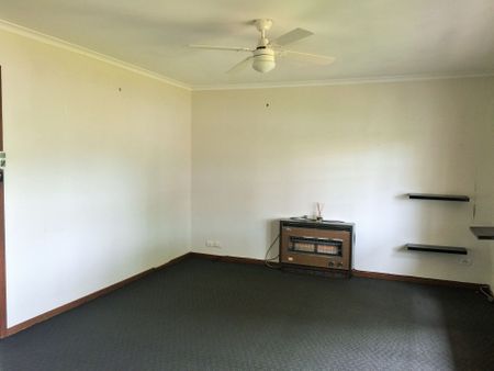 4 Bedroom Home, 2 Bathrooms , Perfect Location - Photo 2