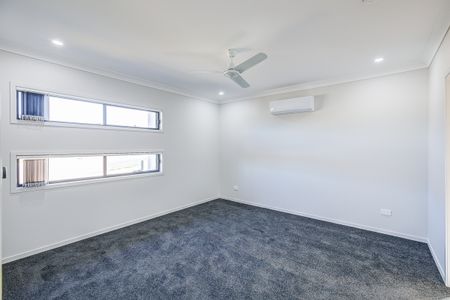 Large Modern Family Home! - Photo 2