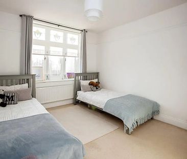 3 Bed Terraced House, Dereham Road, IG11 - Photo 4