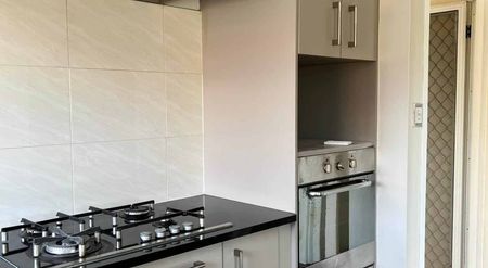 Renovated Three Bedroom - Photo 2