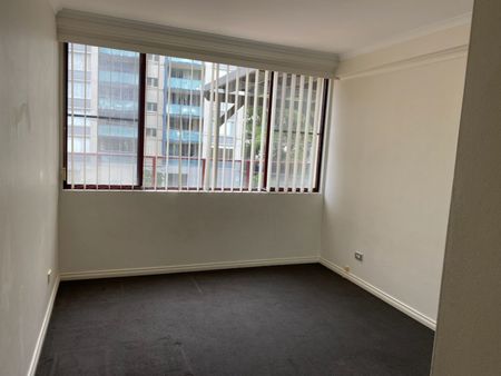 SPACIOUS, LIGHT & SUNNY, 3 BEDROOM SECURITY APARTMENT IN 'OSCAR ON HOLLYWOOD' - Photo 5