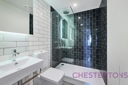 2 bedroom flat in London - Photo 3