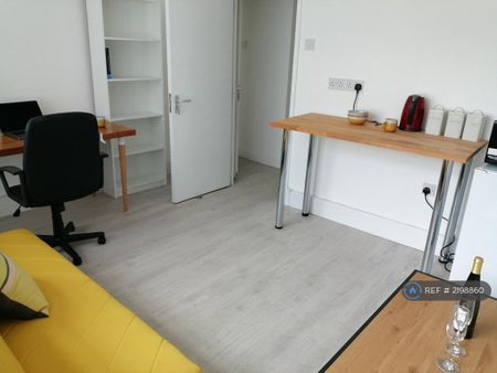 1 bedroom in a house share to rent - Photo 5