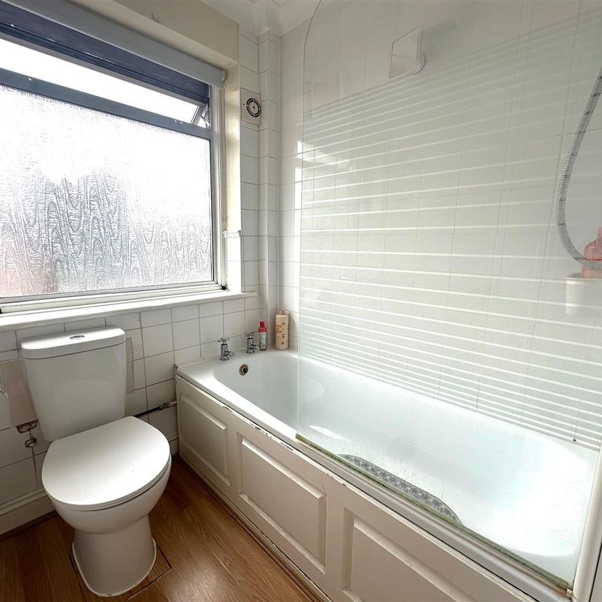 Moneyhill Parade, Rickmansworth - Photo 1