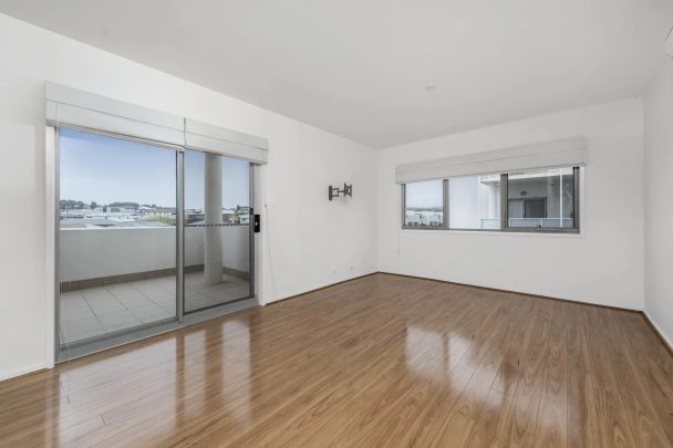 Sunny Top-Floor Apartment with Stunning Brindabella & Stromlo Views - Photo 1