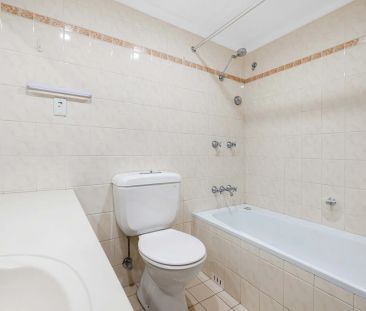 Studio unit within walking distance to station & shops - Photo 4