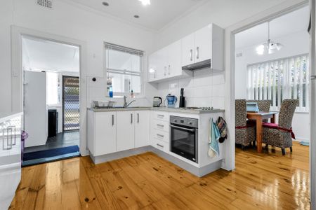 Family home, plus so much more! - Photo 2