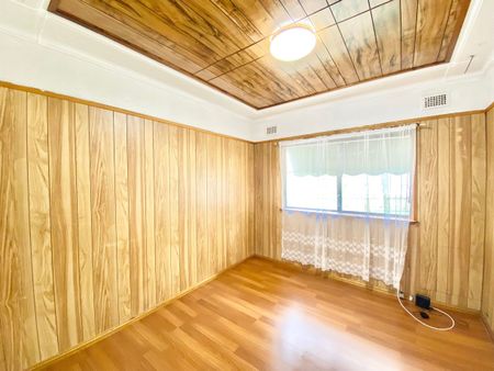 Family Home with Ample Parking - Photo 4