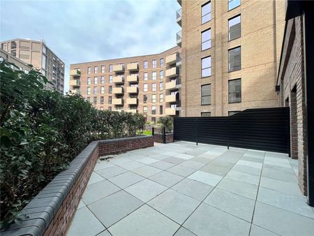 A recently built three bedroom maisonette to rent at Huntley Wharf by Berkeley Homes, in Reading's town centre and benefiting from an allocated parking space with EV Charging. - Photo 2