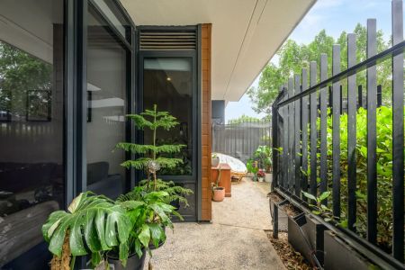 Modern 1-Bedroom Apartment with Study in Travancore - Photo 2