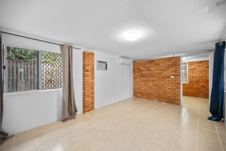 Family Home with a Pool in Kirwan - Photo 2