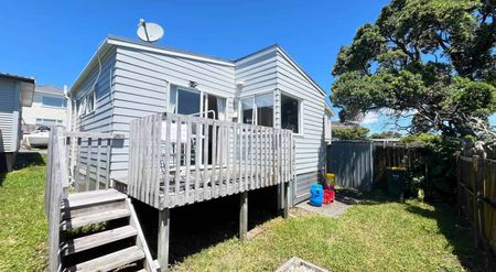 Sunny 2-Bedroom Home - Photo 5