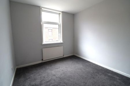 2 bedroom end of terrace house to rent - Photo 2