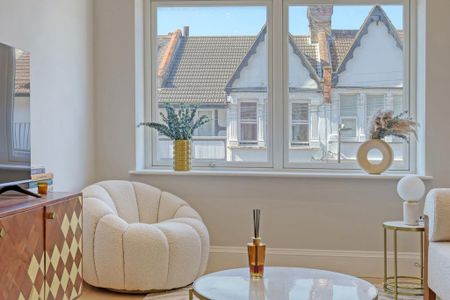 2 bedroom flat to rent - Photo 2