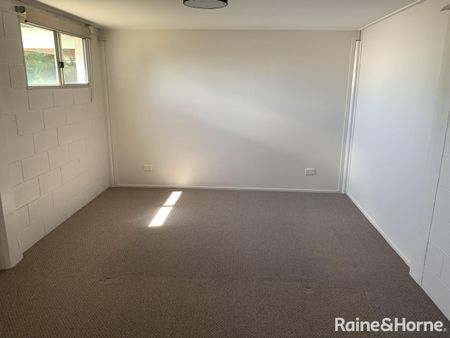 Spacious Family Home in a Quiet Cul-de-Sac! - Photo 5