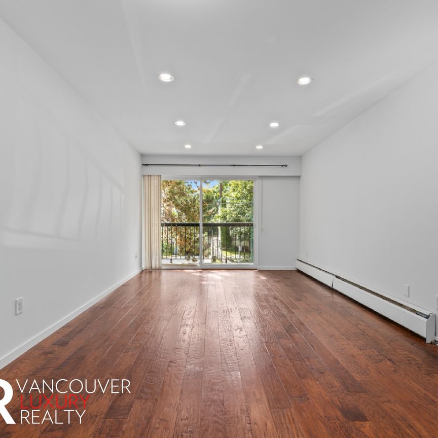 Condo in Vancouver West Side, British Columbia - Photo 1