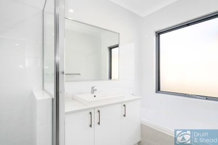 Modern & Bright Villa In Prime Location - Photo 3