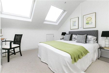 2 bedroom flat in London - Photo 2