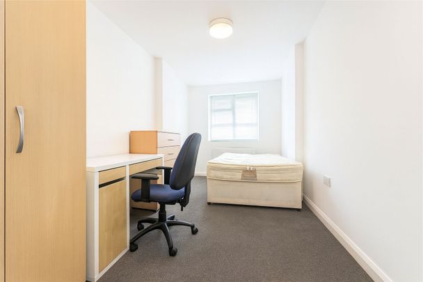 Double Room To Let - HP12 - Photo 1