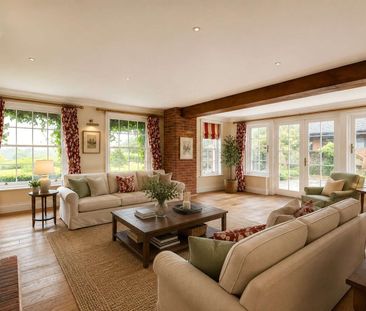 An immaculate six bedroom house with swimming pool at the heart of ... - Photo 4