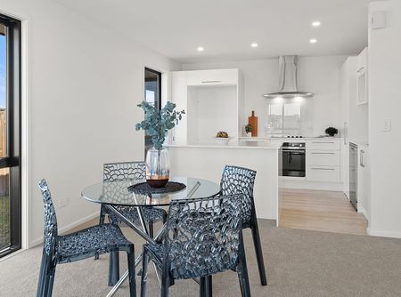 Stylish & Spacious Living in Woodend - Photo 5