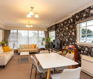 Lovely renovated 2-bedroom home in Beckenham! - Photo 1